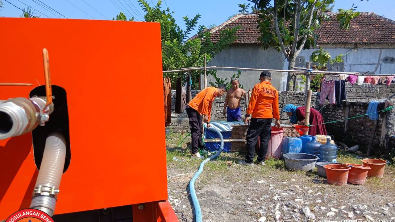 Dampak Kekeringan, BPBD Bojonegoro Masih Salurkan Bantuan Air Bersih ke Desa Deru