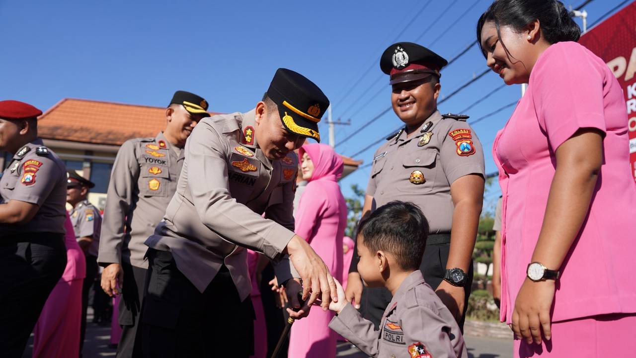 Peringatan Hari Bhayangkara ke-80, Puluhan Personel Polres Bojonegoro Naik Pangkat Ajak Keluarga