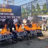 Sepuluh Jutaan Batang Rokok Ilegal Senilai 15 Milliar di Bojonegoro Tuban Dimusnahkan