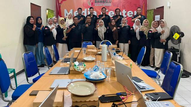 Usai kegiatan foto bersama di Kantor Bawaslu Bojonegoro, Selasa (9/6). Foto : dok./Rinna H.