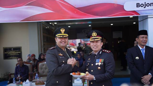 Dandim 0813 Bojonegoro Letkol Inf Dedy Dwi Wijayanto menerima potongan tumpeng ke Kapolres Bojonegoro AKBP Afrian, Rabu (1/7). Foto : dok./ Rinna H.&nbsp;