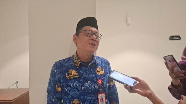 Kepala Dinas Perdagangan, Koperasi, dan Usaha Mikro (Dindagkopum) Kabupaten Bojonegoro, Moh. Akhmadi, saat diwawancara awak media, Jum'at (17/7). Foto : Rinna H.&nbsp;