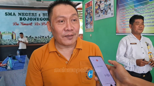 Profile Kepala SMA N 1 Bubulan Dziyaus Shobah saat ditemui malawapti.com, Rabu (22/7). Foto : Rinna H.