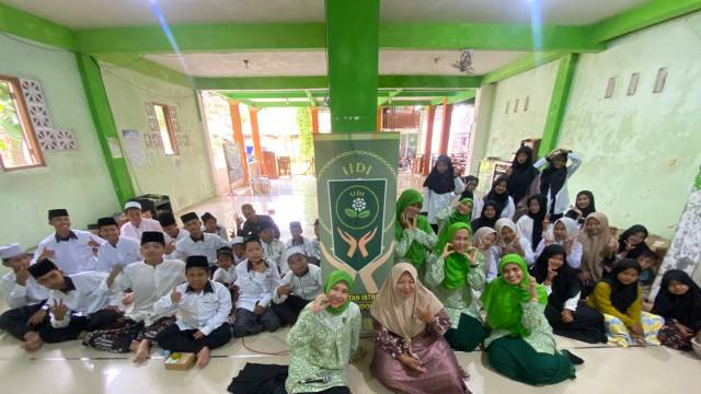 Kebersamaan IIDI Bojonegoro dan Anak Panti Sukosewu dalam Aksi Peduli Gizi, Minggu (3/5), Sukosewu. Foto : dok./Rinna H.