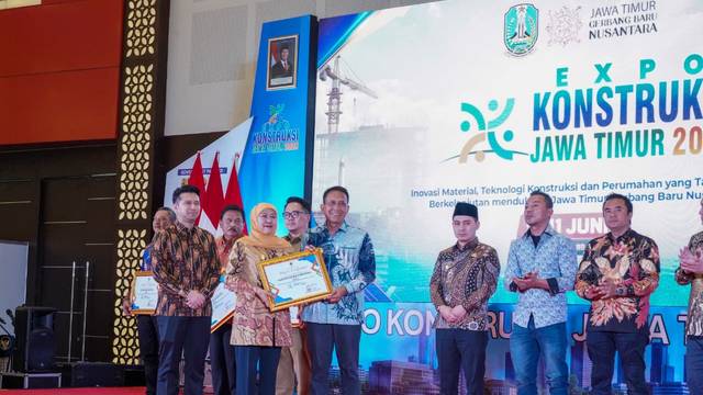 Peduli Pada Rumah Tak Layak Huni, Pemkab Bojonegoro Terima Penghargaan Terbaik 2 Tertinggi di Jatim