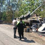 Truk Molen Terbalik Ditanjakan Kawengan Kedewan, Sopir Tewas di TKP