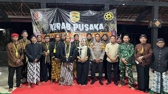 Kabid Kebudayaan pada Dinas Kebudayaan dan Pariwisata Dheny Ike Kirmayanti bersama pengurus Paguyuban AGNI Bojonegoro. Foto : dok./ Rinna H.&nbsp;