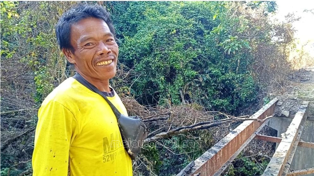 Profil Pak Duwi warga yang memnafaatkan jembatan Maor. Foto : Alham M.Ubey.