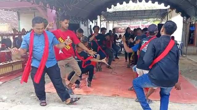 Warga menari tayub merayakan kegiatan sedekah bumi. Foto : Alham Ubey