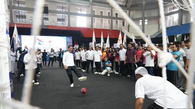 Bupati Wahono saat mencoba tembak goal ke gawang dalam pembukaan PORKAB II Bojonegoor Tahun 2026, Jum'at (3/7). Foto : propim/ Rinna H.
