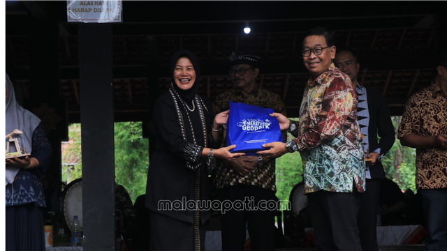 Salah tamu terundang&nbsp;6 dari 7 perwakilan Badan Pengelola Geopark, di Kayangan Api, Foto : dok./ Rinna H