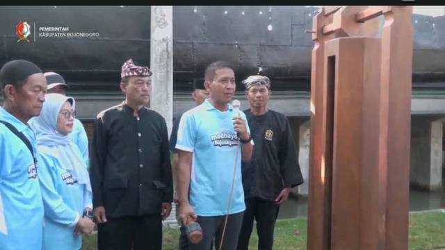 Bupati Wahono menabuh sebagai tanda dibukanya tempat wisata Perahu Besi Kuno. Foto : dok./Rinna H.