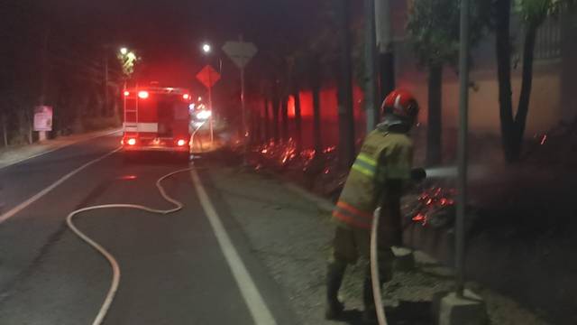 Petugas Damkarmat Pos temayang melakukan penyiran untuk pemadaman api. Foto : dok. Rinna H.