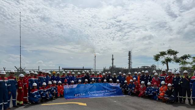 para peserta&nbsp;kegiatan HSSE Contractor Forum dan Joint Management Walkthrough (MWT) Zona 12 Tahun 2025 foto bersama di lokasi JTB. Foto : dok./ Rinna H./