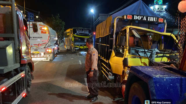 Diduga Tak Sabar Antri di Perlintasan Palang Pintu KA di baureno, Bus Dali Jaya Tabrak Truk