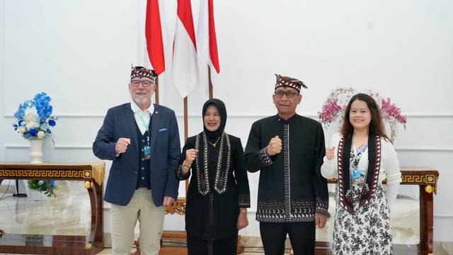 Bupati dan Wakil Bupati Bojonegoro Setyo Wahono - Nurul Azizah saat menyambukt TIMAsesor UNESCO, Senin (27/7). Foto : dok./ Rinna H.