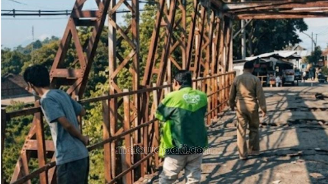 TKP peristiwa naas seorang ibu asal Cepu Blora, Jawa tengah, diduga depresi karena sakit tak kunjung sembuh dengan melompat dari Jembatan Sungai Bengawan Solo Desa Dengok Kecamatan Padangan, Bojonegoro Jawa Timur. Foto : dok./ rinna H.
