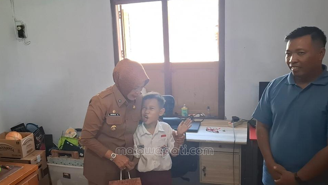 Wabup Nurul serahkan dana untuk Daffa merakit sepeda listrik, Senin (13/4). Foto : Rinna H.