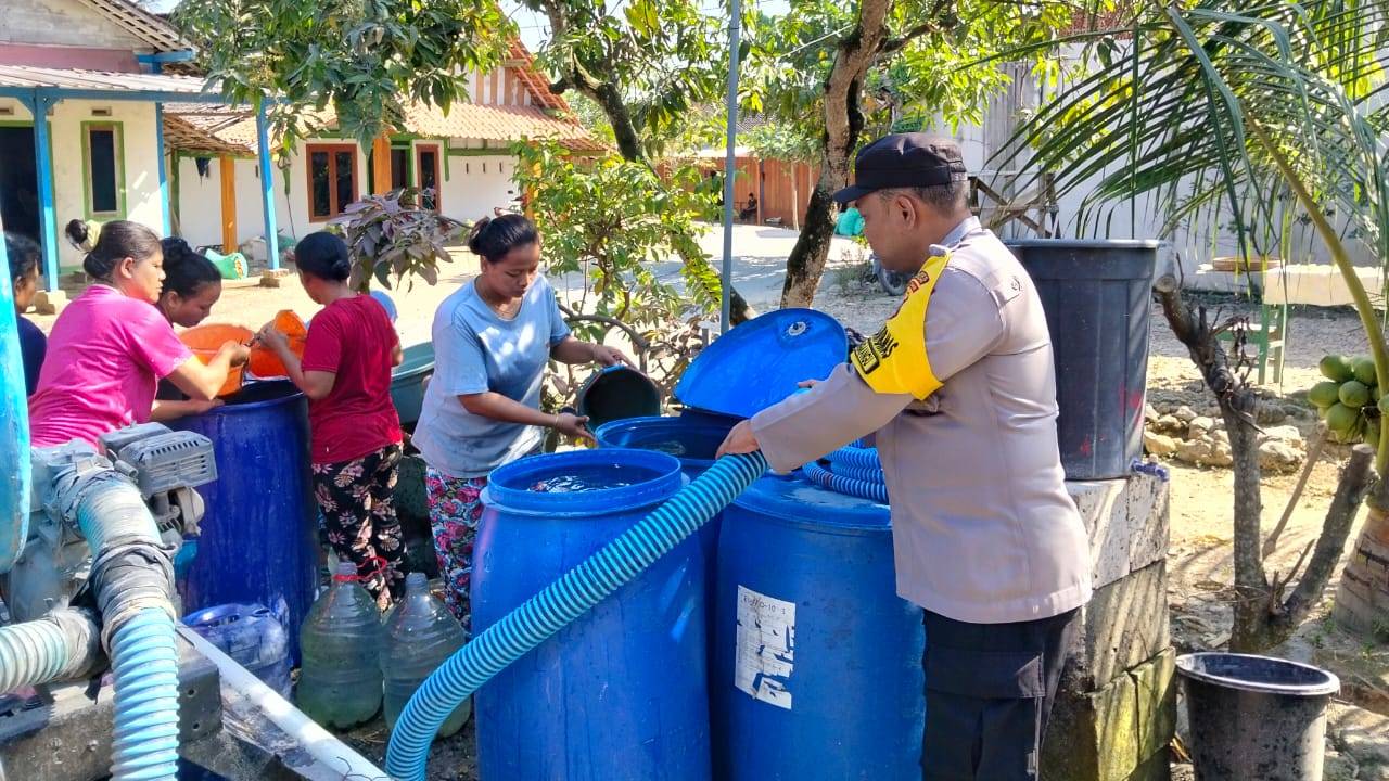 Terdampak Kekeringan, Polisi Salurkan 16 Ribu Liter Air Bersih Ke Warga Ngambon