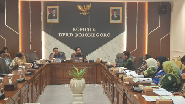 Suasana rapat dengan Dinsos Bojonegoro terkait dengan anomali DTSEN Bojonegoro, Jum'at (5/6). Foto : Rinna H.