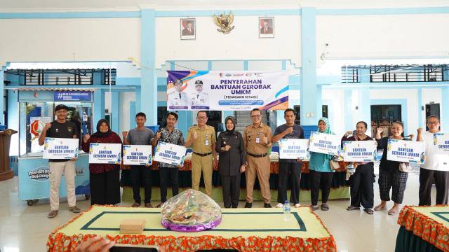 Sejumlah penjual serabi yang menerima bantuan gerobak dari pemkab Bojonegoro, Selasa (30/6). Foto : propim/ rinna H.