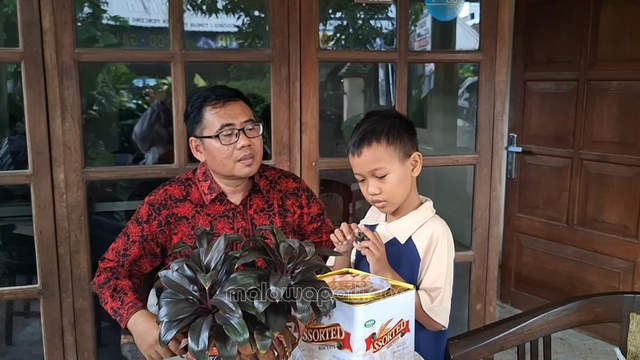 Kekatifan Daffa saat menemukan lampu kecil tergeletak meresponnya dengan uraian penjelasan, Kamis (9/4). Foto : Rinna H.