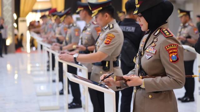 Prosesi Serah Terima Jabatan Kapolres Bojonegoro AKBP Afrian Kepada AKBP Yenni Diarty