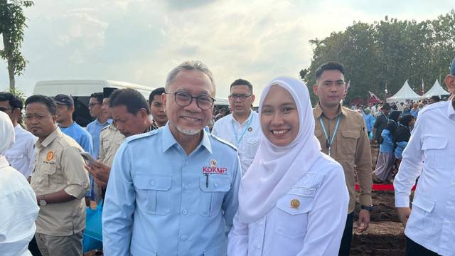 Menteri Perdagangan Zulkifli Hasan dan Wakil Ketua DPRD Provinsi Jatim Sri Wahyuni dalam kegiatan panen raya jagung bersama Presiden RI Prabowo di Tuban. Foto : dok./ Rinna H.