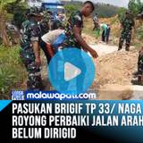 Pasukan Brigif TP/ 33 Naga Shesa Gotong Royong Perbaiki Jalan Arah Dusun Maor Yang Belum Dirigid
