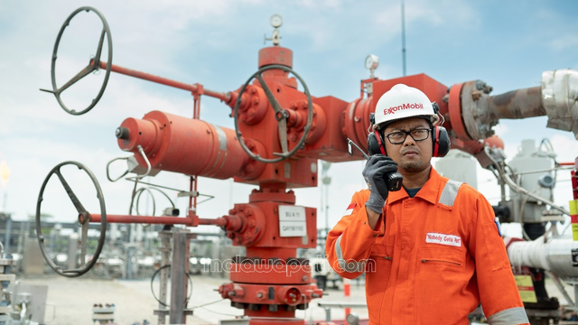 Petugas&nbsp;ExxonMobil Cepu Limited (EMCL) melakukan monitoring di lapangan Blok Cepu. Foto : dok./ rinna H.