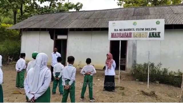 Prihatin, 48 Siswa RA-MI Bahrul Ulum Deling Sekar Belajar di Sekolah Berlantai Tanah dan Berdinding Kalsiboard