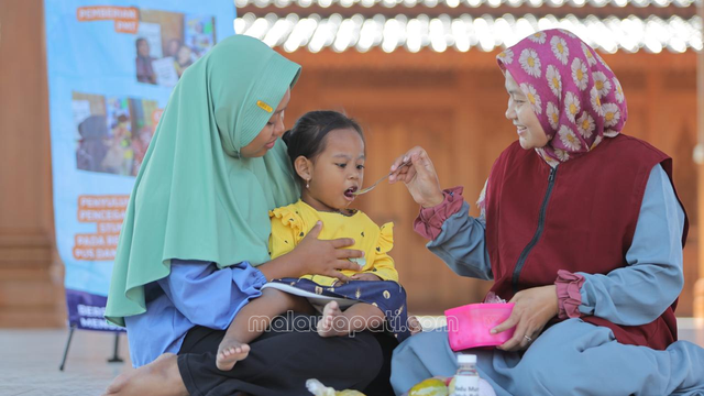 Pemenuhan gizi balita dalam program PPM dari PEPC - JTB. Foto : dok./ Rinna H.