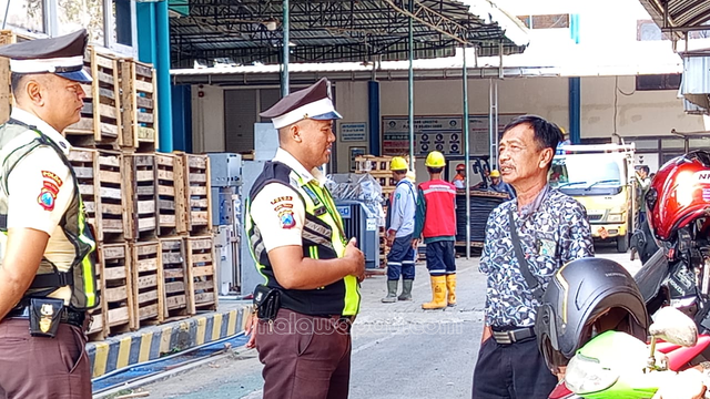 Agung Edi Wardoyo Dan pengurus LSM Pijar saat diterima pihak scurity PLN UP3 Bojonegoro, Jum'at (26/6/26). Foto : Alham M. Ubey.