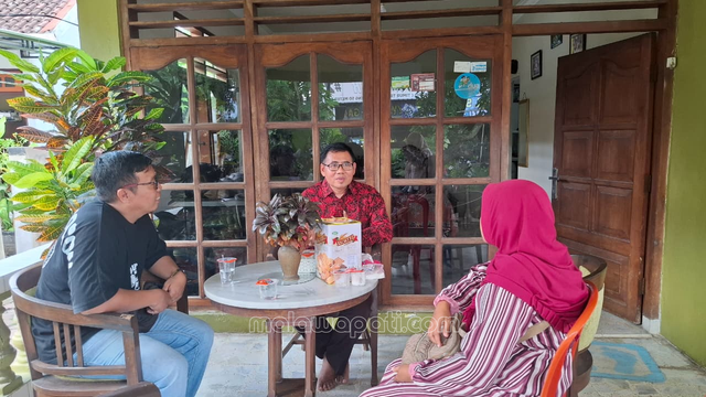 Orangtua Daffa saat diskusi dengan Ahli Psikologi Agus. Foto : Rinna H.