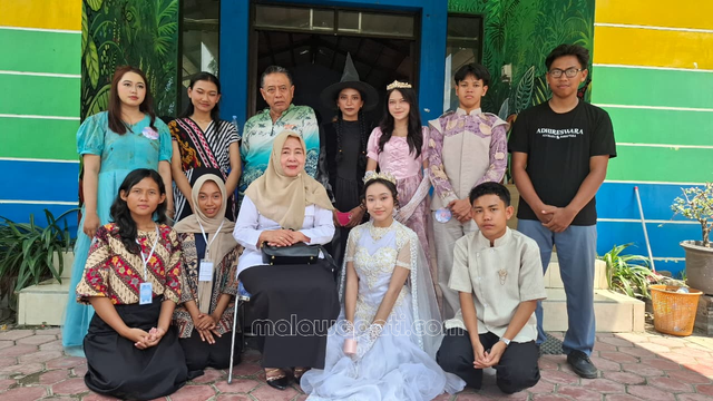Guru Seni Budaya SMAN 1 Sumberejo, Pudji Rahaju sebagai guru pembimbing bersama siswa yang mendapatkan nilai tinggi, Rabu (1/4). Foto : Rinna H.&nbsp;