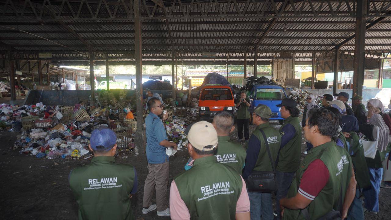 Komunitas Arisan Sampah MAPAK dan TPS 3R Desa Trucuk Seriusi Belajar Mengelola Sampah ke Malang