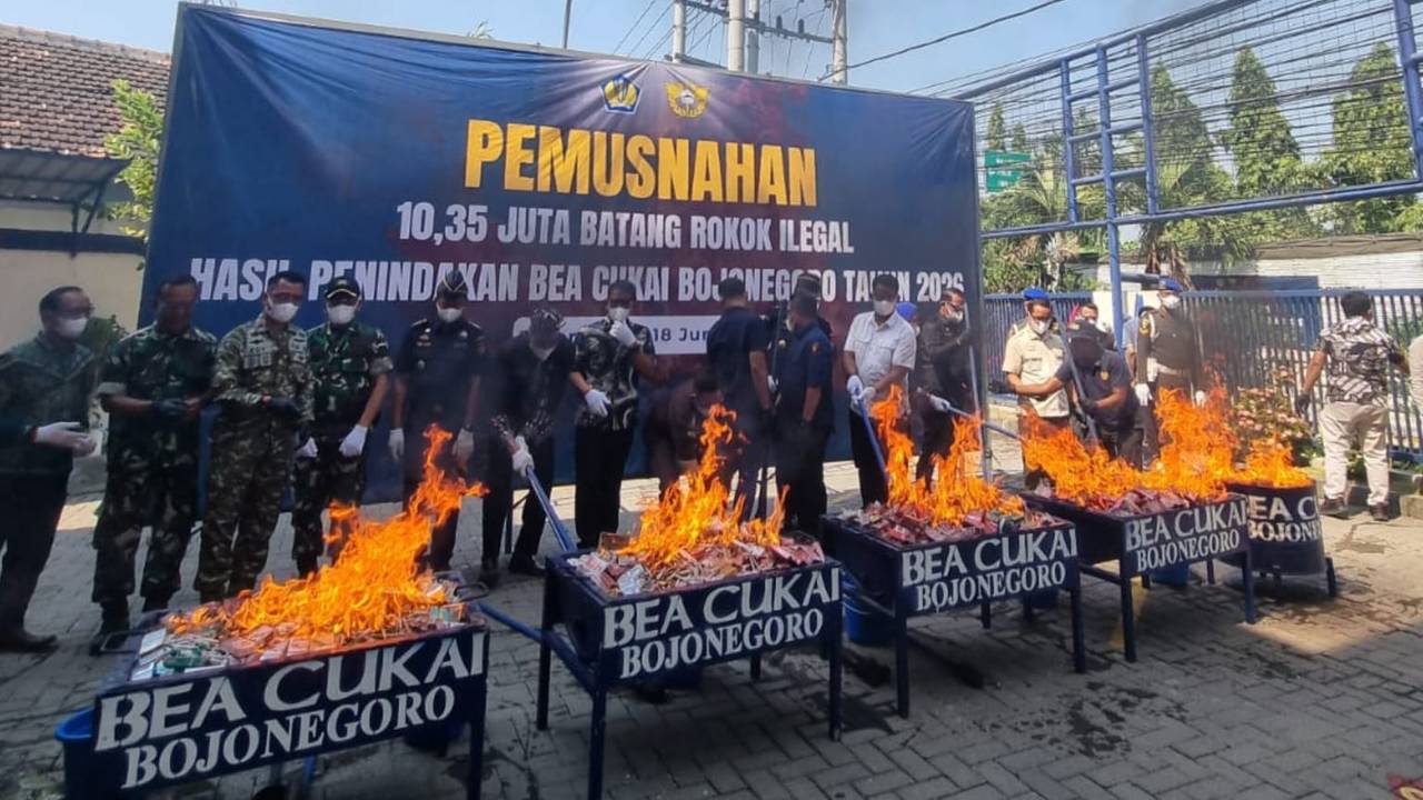 Sepuluh Jutaan Batang Rokok Ilegal Senilai 15 Milliar di Bojonegoro Tuban Dimusnahkan