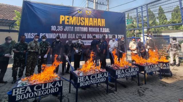 Sepuluh Jutaan Batang Rokok Ilegal Senilai 15 Milliar di Bojonegoro Tuban Dimusnahkan