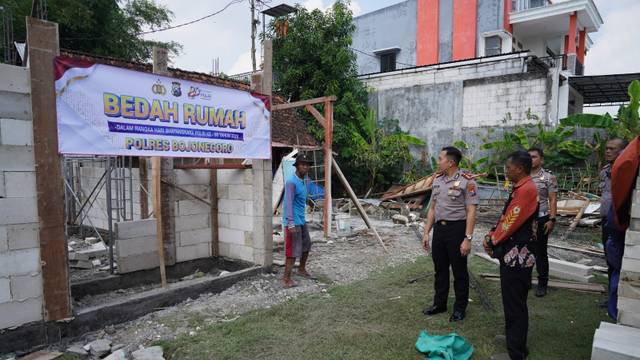 Hari Bhayangkara ke-80, Polres Bojonegoro Bedah Rumah Warga Balen