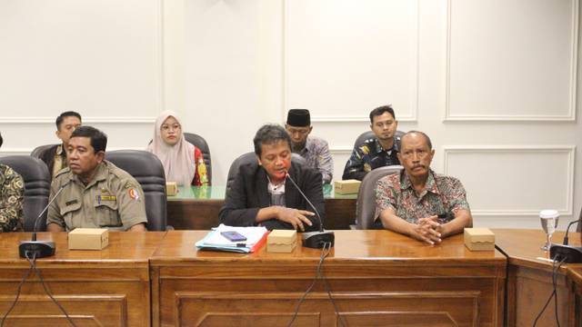 Gus Ris saat memberikan penjelasan saat rapat kerja di Komisi A DPRD Bojonegoro, Kamis (11/6). Foto : dok./Rinna H.