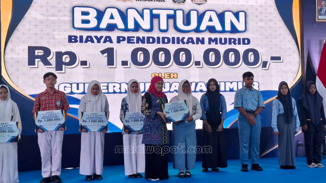 Gubernur Khofifah menyerahkan bantuan pendidikan pada siswa di Bojonegoro, Rabu (28/1). Foto : Rinna H.