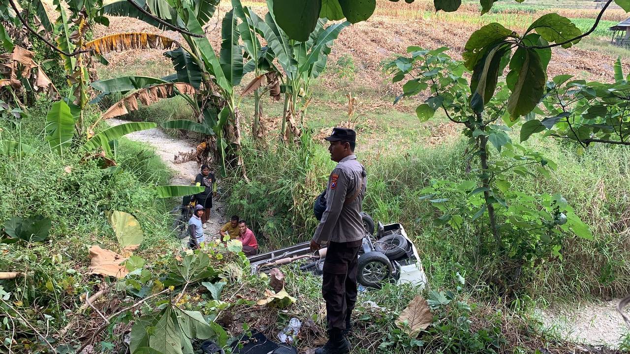 Sebuah Mobil Daihatsu Xenia Terperosok Ke Jurang 20 Meter, Tiga Korban Terluka