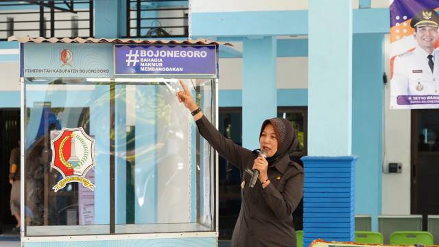 Sejumlah Penjual Serabi di Kecamatan Kota Bojonegoro Terima Bantuan Gerobak Dari Pemkab
