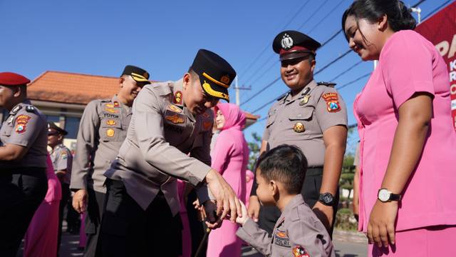 Peringatan Hari Bhayangkara ke-80, Puluhan Personel Polres Bojonegoro Naik Pangkat Ajak Keluarga