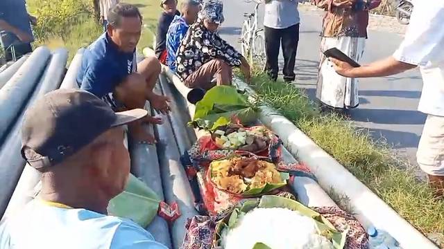 Menu ritual adat tradisi wiwitan yang digelar oleh warga petani Desa Kedungbondo Kecamatan Balen, jum'at (5/6). Foto : dok./Rinna H.