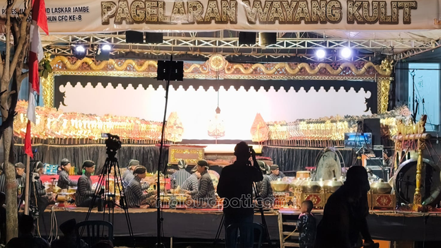 Suasana pertunjukkan Wayang Kulit Ki Sigid Ariyanto asal Rembang Jawa Tengah persembahan dari Laskar Buah Foundation, Sabtu (27/6). Foto : dok./ Rinna H.