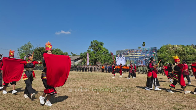 Penari Kayangan Api Merah Putih Bojonegoro memeriahkan pembukaan kegiatan program TMMD ke 129 di Desa Kenongo Kecamatan Kedungadem, Rabu (15/7). Foto : Rinna H.