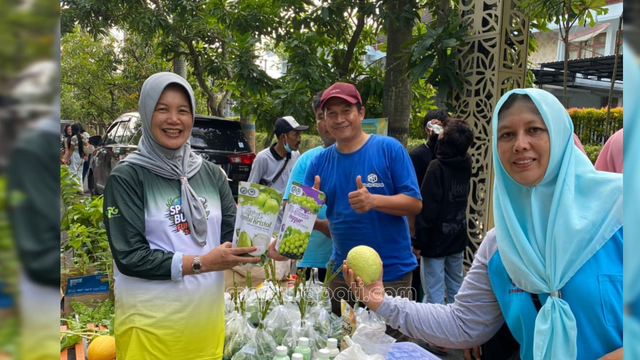 Wabup Bojonegoro Nurul Azizah bersama karya produk pertanian asli Bojonegoro yang diperdagangkan di CFD Bojonegoro, Minggu (4/5). Foto : Rinna H.