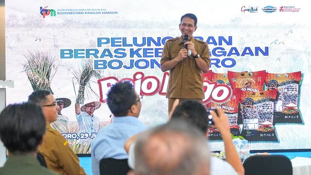 Bupati Wahono memberikan sambutan pada saat peluncuran produk beras premium 