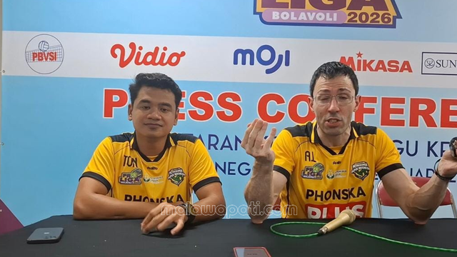 Pelatih tim voli putri Gresik Phonska Plus Pupuk Indonesia (GPPI) asal Italia Alessandro Lodi saat memberikan keterangan saat press conference di GOR Utama Ngumpakdalem Bojonegoro, Minggu (15/2). Foto : Rinna H.